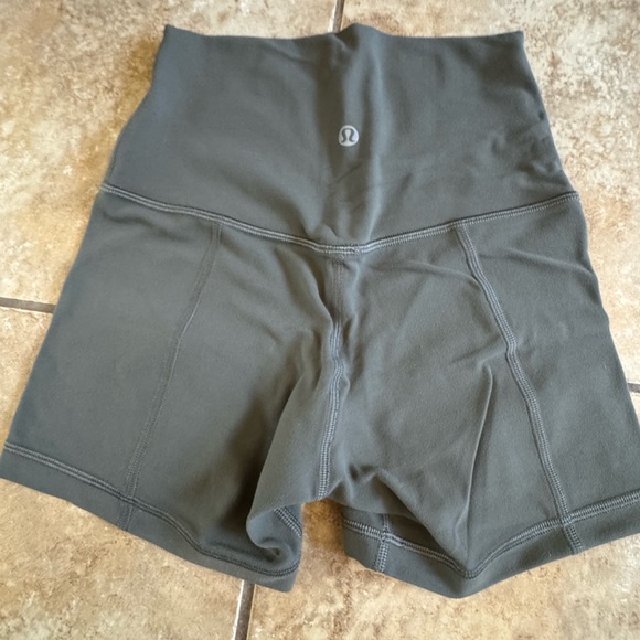 Lululemon align short 4” grey sage - Picture 4 of 9